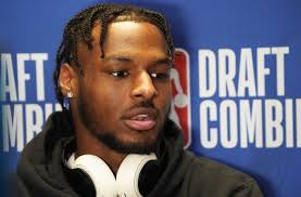 Bronny James suffers knee injury