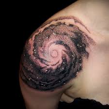 30 Kosmos Tattoo Vorlagen Motive Fur Ein Grossartiges Aussehen Himmels Tattoo Astronomie Tattoo Weltraum Tattoos