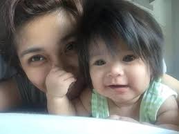 Adorable bebé se roba las miradas por su curioso y abundante cabello