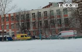 Очевидцы теракта в казанской школе делятся деталями трагедии, которая унесла 9 жизней. Strelba V Moskovskoj Shkole 263 Onlajn Reportazh Proisshestviya Tass