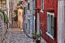 Auf unserer liste der top 10 sehenswürdigkeiten von kroatien hat sie einen fixen platz. Kroatien Rovinj Auf Der Halbinsel Istrien Altstadt Kopfsteinpflasterstrasse Lizenzfreie Fotos Bilder Und Stock Fotografie Image 30491518