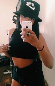 Résultat de recherche d'images pour "image d'une meuf swag avec du nike tumblr"