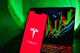 NASDAQ上場のテスラ（TSLA）が前日比3.28%上昇。52週安値から1年で約51%超の上昇を記録し、時価総額は1.5兆ドルを突破（LIMO）
