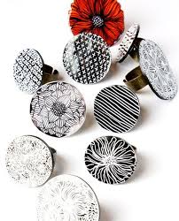 Comment Creer Vos Bagues Avec Du Plastique Dingue Appele Aussi Plastique Fou Shrink Plastic Jewelry Diy Shrink Plastic Jewelry Shrink Plastic