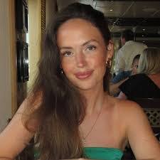 Elaine Brewster's Instagram, Twitter & Facebook