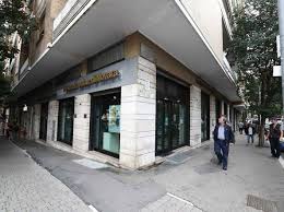 However, the former company still operates as a division and a brand of the group. Roma Rapina In Banca Al Portuense Direttore Della Filiale Colto Da Malore Corriere It