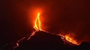 Etna covers an area of some 600 square miles (1,600 square km); Vulcao Etna Entra Em Erupcao Na Italia Vulcao Etna Vulcao Italia