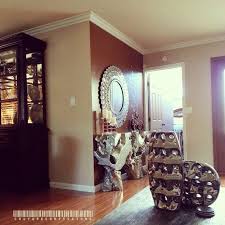 In A Perfect Blend Of Classic And Contemporary Instagrammer Coutureconfessions Fills Her Crown Molding Entryway House Interior Home Decor Interior Decorating
