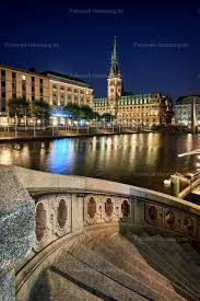 The alster lakes—the inner alster (binnenalster) and outer alster (aussenalster)—are the scenic heart of hamburg. Das Hamburger Rathaus Und Die Kleine Alster Bei Nacht Hamburg Rathaus Alster Hamburg Hamburg Rathaus