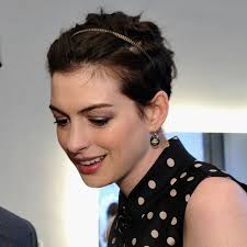 Finishing with a fluffy curled ponytail, this short hairstyle gives an appearance of volume and length in a cute. Anne Hathaway Fand Eine Weitere Kreative Moglichkeit Ein Stirnband In Kurzen Haaren Zu Tragen