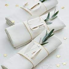 Il fait tout le charme de ce rond de serviette en métal argenté non personnalisable qui reste un grand classique en matière d'accessoires de table.di. Creer Des Ronds De Serviette Marie Claire