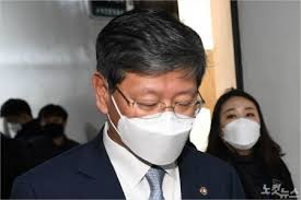 연합뉴스 이용구 법무부 차관이 변호사 신분이던 지난달 초순 술에 취해 택시 기사에게 욕설을 하고 멱살을 잡았지만, 경찰이 단순 폭행으로 간주해 내사종결 처리한 것으로 나타났다. Muesgxjfctxp6m