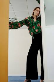 Que ce soit un short ou un pantalon, un modèle taille haute vient de toute manière aplanir un ventre légèrement rebondi, redessiner la taille à la bonne hauteur, il vient également donner un effet élancé à la silhouette. Comment Porter Le Pantalon Taille Haute L Express Styles