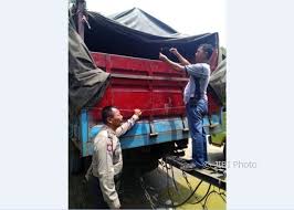 Betapa tidak, dalam proses untuk mendapatkan gula pasir, penulis mengikuti prosedur dan mekanisme pendaftaran via lurah pasar setempat namun, kenyataannya tidak demikian, bahkan hanya mendapat 5 karung (2,5 kwintal). Pencurian Sragen Polisi Bekuk Kawanan Maling Saat Mendodos Karung Gula Pasir Di Truk Solopos Com