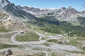 Le col fascine et se forge très. Le Col D Izoard A L Assaut D Un Col Legendaire Du Tour De France Detours En France