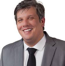 Cinco anos após chegar em Londres, Caroline Trombetta diz estar realizada.  Ela saiu de Sede Aurora, foi para a Itália e conseguiu ingressar no Reino  Unido, onde trabalha na área ambiental