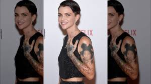 Ruby rose besucht die 'rei kawakubo_comme des garcons kunst des dazwisc. Ruby Roses Wechselndes Aussehen News24viral
