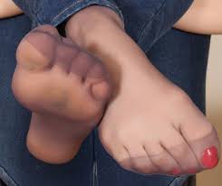 thumbs.pro : awesomeingridanetafan:sweetstinks:wow…how delicious and smelly  nylon soles and toes for sniffing… licking and sucking…hmmmmmmmm  ❤️❤️👣😍✊🏻💦💦