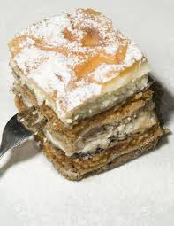 Slowenische küche in anderen sprachen: Gibanica Traditionelle Slowenische Dessert Kuchen Mit Mohn Apfel Walnusse Huttenkase Als In Ljubljana Slowenien Fotografiert Lizenzfreie Fotos Bilder Und Stock Fotografie Image 20234003