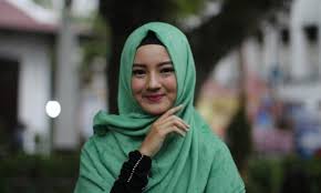 الشيخ صفوت حجازي أحد المطلوب القبض عليه بتهم التحريض على القتل والعنف عليهم والهارب مع قيادات جماعة الإخوان داخل أعتصام رابعة العدوية ، طلع على منصة إشارة رابعة وأكلم. Ø¨Ø³Ø¨Ø¨ Ø®Ù„Ø¹ Ø§Ù„Ø­Ø¬Ø§Ø¨ Ù†Ø¬Ù…Ø§Øª ÙÙŠ Ø£Ø²Ù…Ø§Øª Ø¬Ù…Ø§Ù‡ÙŠØ±ÙŠØ© Ø¢Ø®Ø±Ù‡Ù† Ù‡Ø§Ù„Ø© ÙØ§Ø®Ø± Ø§Ù„Ù‚Ø¯Ø³ Ø§Ù„Ø¹Ø±Ø¨ÙŠ