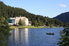 Der berggasthof willy merkl haus liegt am fuße der alpen, nur 800 m vom nächsten skilift entfernt, und bietet ihnen einen kostenfreien skiraum, eine sauna sowie zimmer direkt am spitzingsee. Berggasthof Willy Merkl Haus Schliersee Beschreibung Kontakt Und Informationen Zimmer
