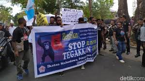 Selain jalan tol, ribuan kilometer jalan trans papua sebagai salah satu jalan nasional penting kini juga sudah tersambung. Prihatin Kasus Di Surabaya Mahasiswa Papua Gelar Aksi Damai Di Bali