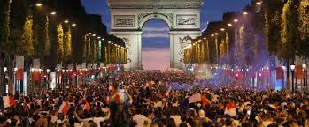 Les cinq nations africaines engagées dans la coupe du monde en russie 2018 sont toutes rentrées bredouilles, après leur élimination sans gloire au au programme de ce samedi, 4 matchs complets avec l'entrée en lice de deux anciens champions du monde, la france d'antoine greizmann contre. Coupe Du Monde 2018 France Belgique Et Le Peuple Francais Tomba Dans L Ivresse En Images