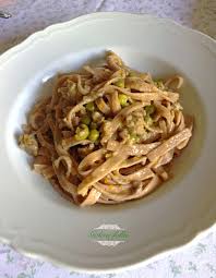Ideali per raccogliere al meglio condimenti decisi e concreti come possono essere i ragù di selvaggina e di. Tagliatelle Di Farro Con Piselli Golose Follie