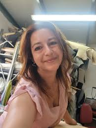 Soy cubano y vivo en cuba. Bendita seas. España es mi tierra soñada. Mi  bisabuelo vino de allá . Y me muero por conocer a una gallega.