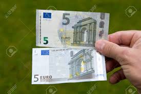 Il fait partie d'un « bon thème ». Le Nouveau Billet De 5 Euros Ci Dessus Et L Ancien Billet De Banque Sous Le Plus Recent Est Libere En Mai 2013 Banque D Images Et Photos Libres De Droits Image 20006892
