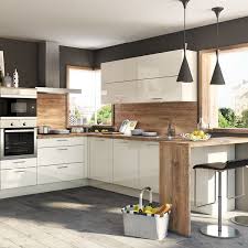 Die lux 816 in 'magnolia hochglanz' ist eine moderne küche der line n mit abgestimmten materialkonzept für individuelles wohnen mit persönlicher note. Einbaukuche Markenkuchen Mit Vielen Kuchentrends Kuche Aktiv Moderne Einbaukuche In Magnolia Hochglanz Mit Anstelltheke L Kuchen Einbaukuche Kuche