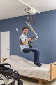 So heben sie patienten mit einem transfergurt patientenlifter aus dem rollstuhl ins bett. Transfer Ohne Hilfe Handi Move