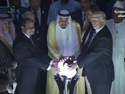 Résultat de recherche d'images pour "president bush holding hands with saudi king"