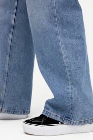 Notre short en jean de 8 po de coupe plus large, décontractée avec effet vieilli pour un style vintage. Jeans Monki