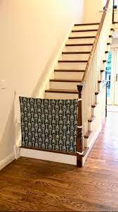 Fabric Baby Pet Gate Hooks Directly To Staircase Wall In 2021 Trap Hekje Diy Babyspullen Trappenhuis Ontwerp