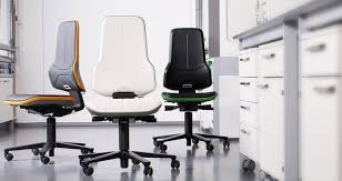 Avant de choisir votre chaise de bureau, prenez le temps de vous demander dans quelle pièce elle sera utilisée, qui s'en servira, et quelles seront les caractéristiques indispensables. Choisir Une Chaise De Bureau Design Ergonomique Pour Travailler En Tout Confort Et Pas Seulement