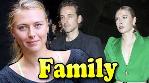 Eurosport propose pour cette rencontre un suivi en direct pour connaître l'évolution du score et les principaux faits. Stefanos Tsitsipas Family With Father Mother And Girlfriend Maria Sakkari 2020 Youtube