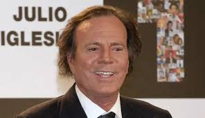 Julio Iglesias se defiende de denuncias de trata y abuso sexual publicando  mensajes de sus exempleadas