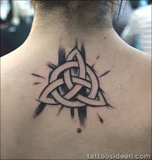 35 Kleine Tattoo Designs Mit Kraftvoller Bedeutung Celtic Knot Tattoo Small Tattoos Knot Tattoo