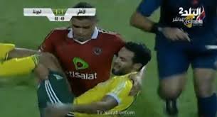 Al ahly club, stadtviertel oder ortsteil, ist in ägypten. Agypten Al Ahly Kicker Tragt Gegenspieler Hinaus Sky Sport Austria