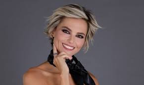 AMICI: CI SI METTE ANCHE LORETTA MARTINEZ E IL LESBO LABIALE COMPROMETTENTE  (VIDEO)