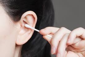 Nyu otologist erich voigt explains the proper way to clean wax out of your ears. Scrap The Swabs How To Safely Clean Your Ears Giggle Magazine