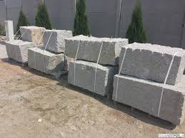 Eine steinmauer bietet sich als einfriedung oder als sichtschutz an. Stutzmauer Aus Granit Errichten Granitpol De