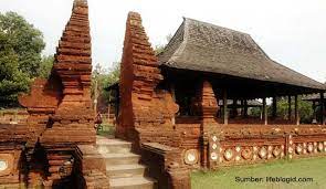 Beberapa suku tersebut antara lain sunda, baduy, jawa, cirebon, dan juga betawi. 8 Keunikan Rumah Adat Kasepuhan Di Jawa Barat Penuh Nilai Budaya