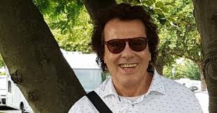 𝗘̀ 𝗺𝗼𝗿𝘁𝗼 𝗶𝗹 𝗰𝗮𝗻𝘁𝗮𝗻𝘁𝗲 𝗽𝗮𝗹𝗲𝗿𝗺𝗶𝘁𝗮𝗻𝗼  𝗖𝗵𝗿𝗶𝘀𝘁𝗶𝗮𝗻, 𝗵𝗮 𝘃𝗲𝗻𝗱𝘂𝘁𝗼 𝗺𝗶𝗹𝗶𝗼𝗻𝗶 𝗱𝗶 𝗱𝗶𝘀𝗰𝗵𝗶