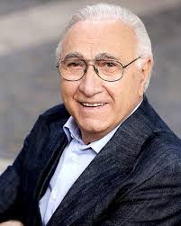 Eh quando l'ho scritta era tardissimo, erano le 4 di notte. Avevo mal di  testa, avevo bevuto...non è che potevo scriverla meglio questa canzone” 😂  @ninofrassicaoff a #CTCF con Luis Rock!