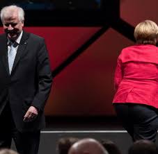 So tickt die kanzlerin privat. Publikum Im Dunkeln Merkel Und Seehofer Reagieren Lustig Auf Panne Welt