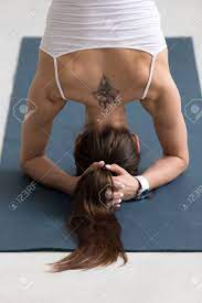 Belle Jeune Femme Avec Queue De Cheval Et Fleur Tatouage Sur Son Dos Travaillant A L Interieur Faisant L Exercice De Yoga Sur Le Tapis Bleu Poirier Supporte Pose Salamba Sirshasana Vue Arriere Gros