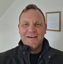 Welche 3 Fragen würdest du mir stellen, wenn wir zwei jetzt eine kleine  Spritztour machen würden? 🤔 #ok #oscarkarem #happy #itsoktobethebest  #derbusinessmentor #porsche #porschecayenne #lifestyle #workhard #business  #businesstravel #happylife ...