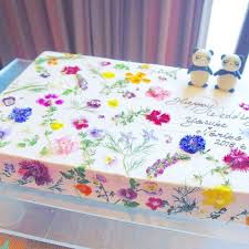 プレ花嫁の結婚式 ウェディング メディアmarryマリーさんはinstagramを利用しています ハーブ や エディブルフラワー を ぺたぺた ステンドグラス みたいに貼り付けた 押し花ケーキ が可愛すぎます まる ウェディング ケーキ 花 トレスレチェ